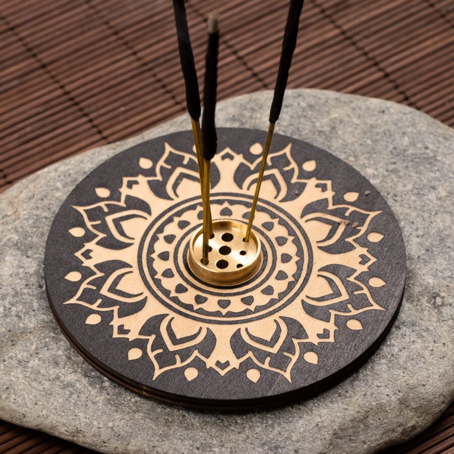 Wooden engraved scent holder
