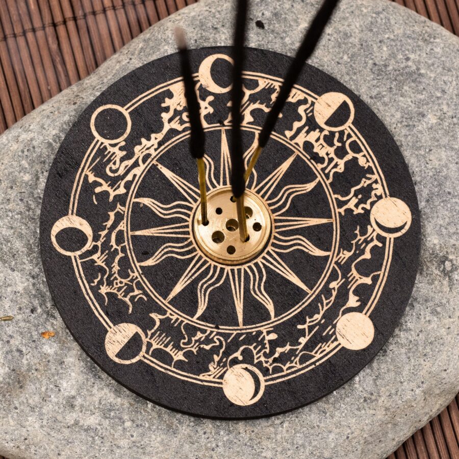 Wooden engraved scent holder