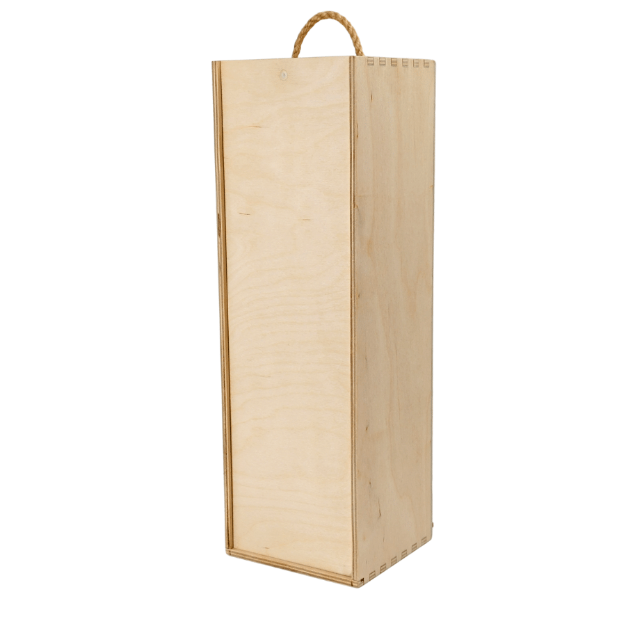 59.png Medinė dėžė vyno buteliui su virvele ir drožlėmis – 36x9x9 cm
