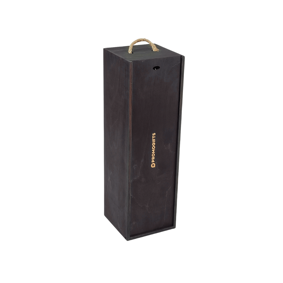 Medine-Deze-su-logotipu-2.png Medinė dėžė vyno buteliui su virvele ir drožlėmis – 36x9x9 cm