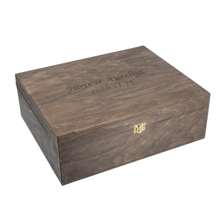 Medine-deze-vestuviu-proga.png Medinė vyno dėžė su užrašu – 3 buteliams 38x31x13 cm