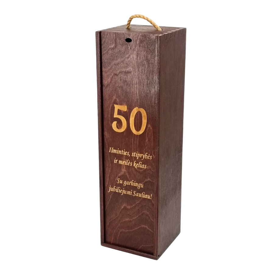 Medine-vyno-deze-su-graviravimu.png Medinė dėžė vyno buteliui su virvele ir drožlėmis – 36x9x9 cm