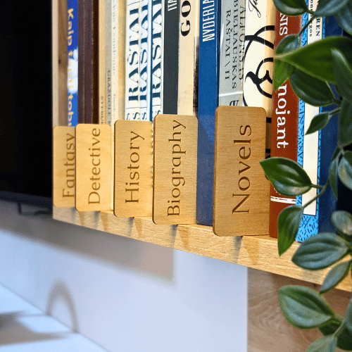 Mediniai-knygu-zymekliai-–-lentynu-organizavimo-skirtukai