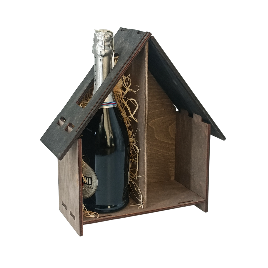 Namo-formos-deze-buteliui-boso-dienos-proga-2.png Medinė Dėžė Buteliui – Namo Formos Dėžė 30x24x11 cm