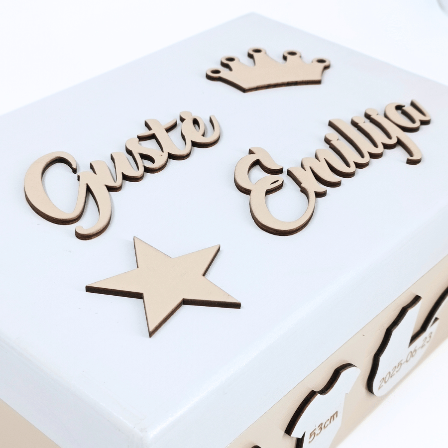 krikstynu-dezute-su-vardu-metrikos-32x22x12-2.png Krikštynų dėžutė su vardu ir gimimo metrikomis – Personalizuota atminimų dėžė kūdikiui, 32×22×12 cm