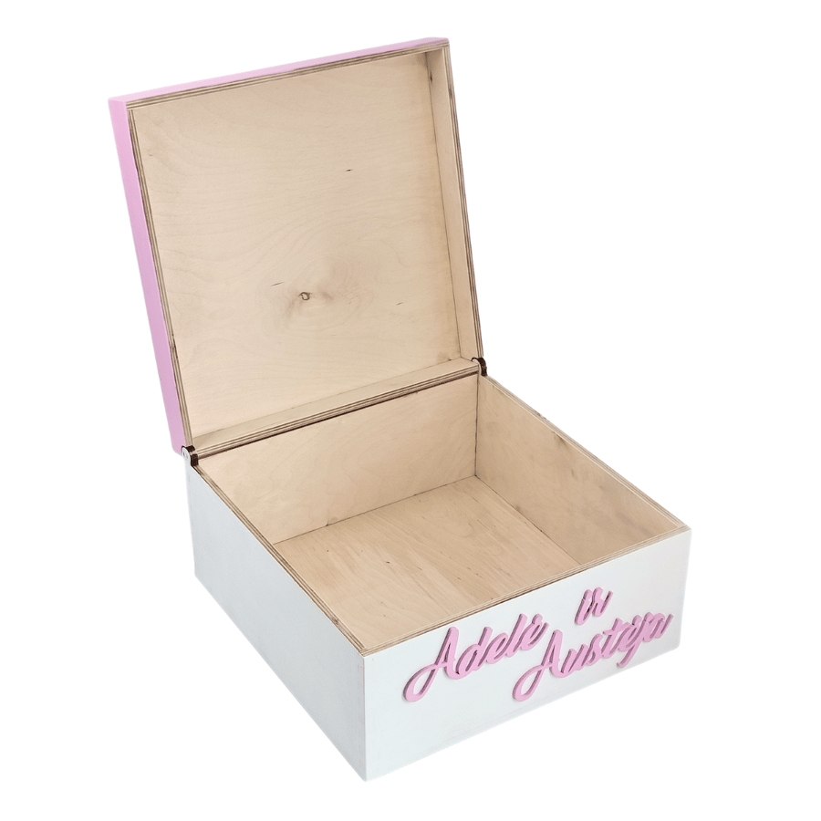 personalizuota-dovana-krikstynoms-deze.png Medinė krikštynų dėžė su vardu – Personalizuota atminimų dėžutė vaikui 30×30×17 cm