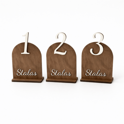 Stalų numeriai vestuvinio stalo numeris ant dekoruoto stalo