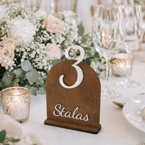 vestuvinio stalo numeris ant dekoruoto stalo